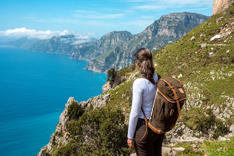 Randonneuse sur le Sentiero degli Dei - Campanie - Italie