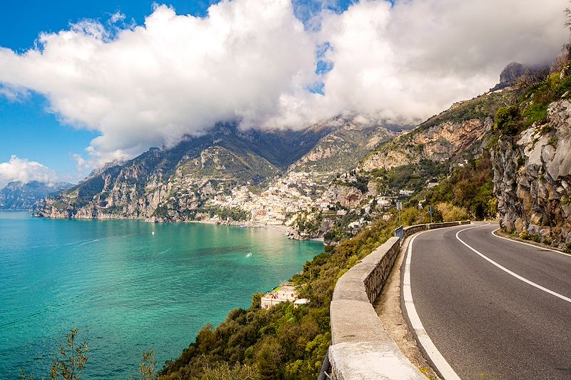 Route SS163 sur la côte Amalfitaine - Campanie - Italie