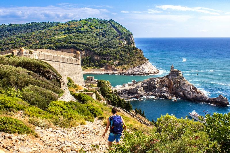 Randonneur en direction de Portovenere - Ligurie - Italie