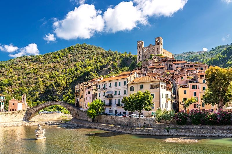 Autotour en van aménagé en Ligurie, de la Riviera ensoleillée aux vallées cachées de l’arrière-pays, un itinéraire qui décoiffe.