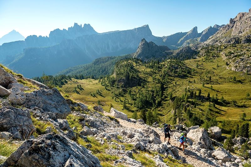 Suivre les sentiers des Dolomites, c’est marcher entre ciel et roche et s’imprégner de l’âme des Alpes italiennes.