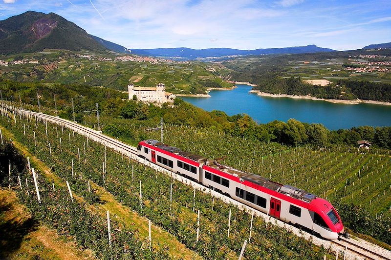 Train à Clès, au nord de Trento - Trentin - Italie