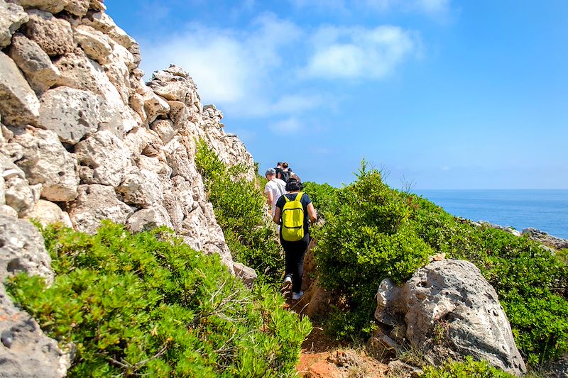 Randonneurs sur le Sentiero delle Cipolliane - Pouilles - Italie