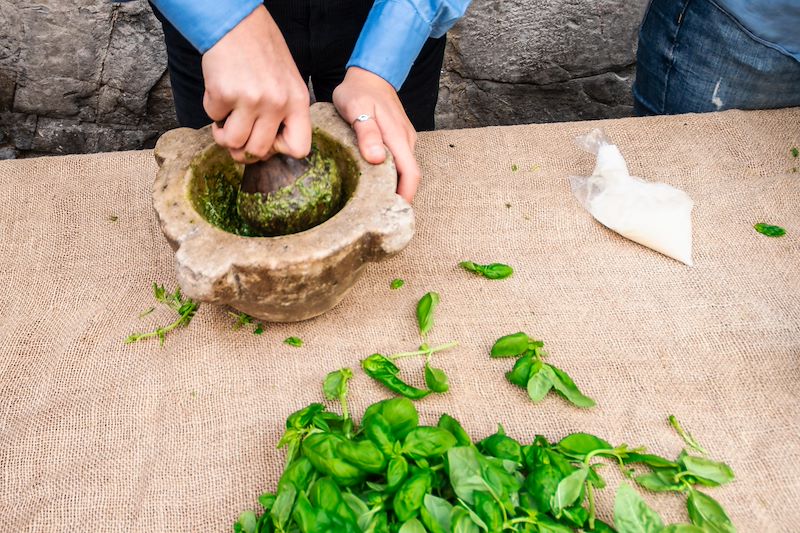 Préparation du pesto - italie