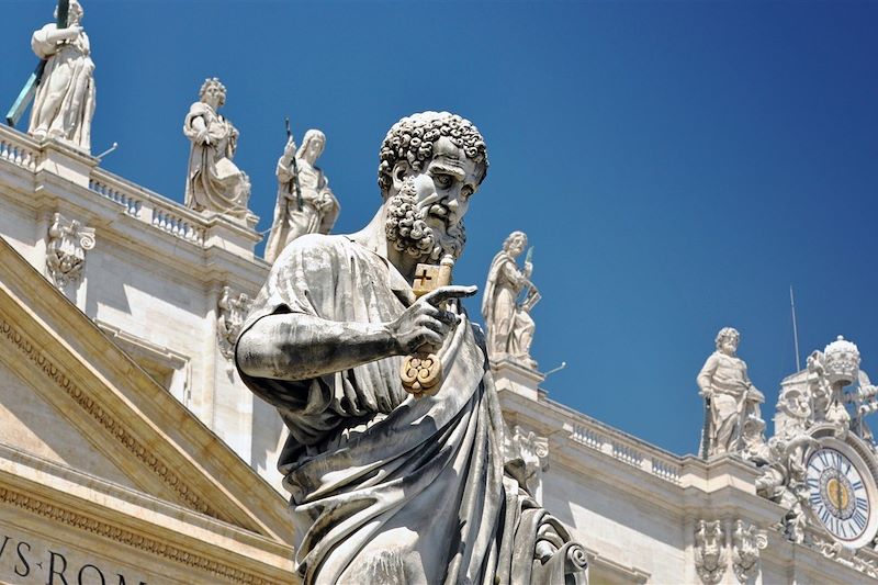 Statue de Saint-Pierre tenant la clé des cieux par Giuseppe De Fabris - Place Saint-Pierre - Cité du Vatican - Rome - Italie