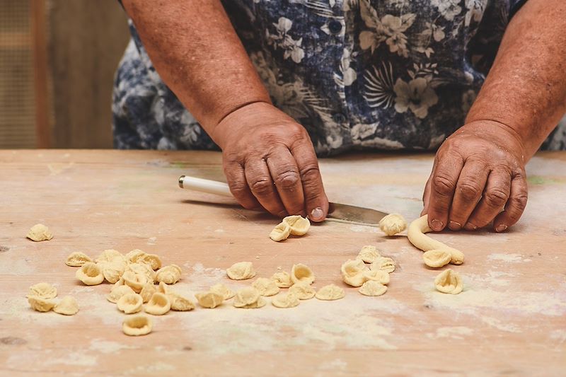 Femme faisant des orecchiette - Pouilles - Italie