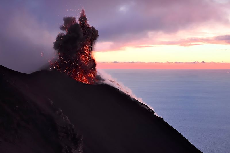 Éruption sur le volcan Stromboli - Île Stromboli - Italie