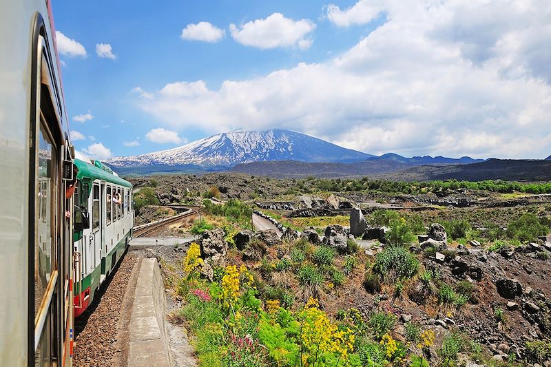 Train avec l'Etna en arrière-plan - Sicile - Italie