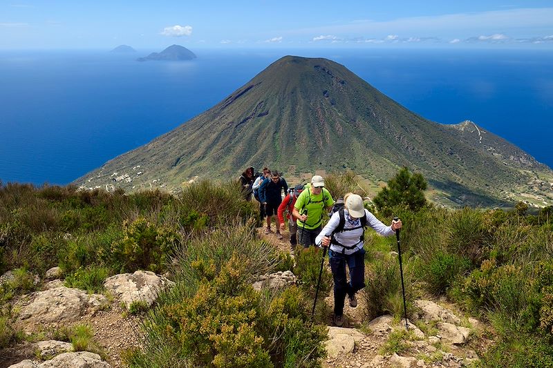 Au sommet de l'ancien volcan Monte Fossa delle Felci - Île de Salina - Italie