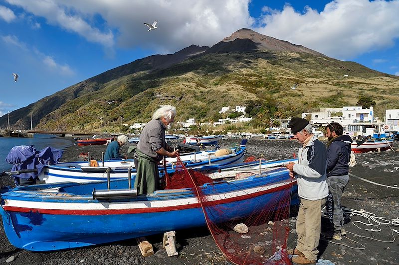 Pêcheurs sur la plage de Scari - Île Stromboli - Italie