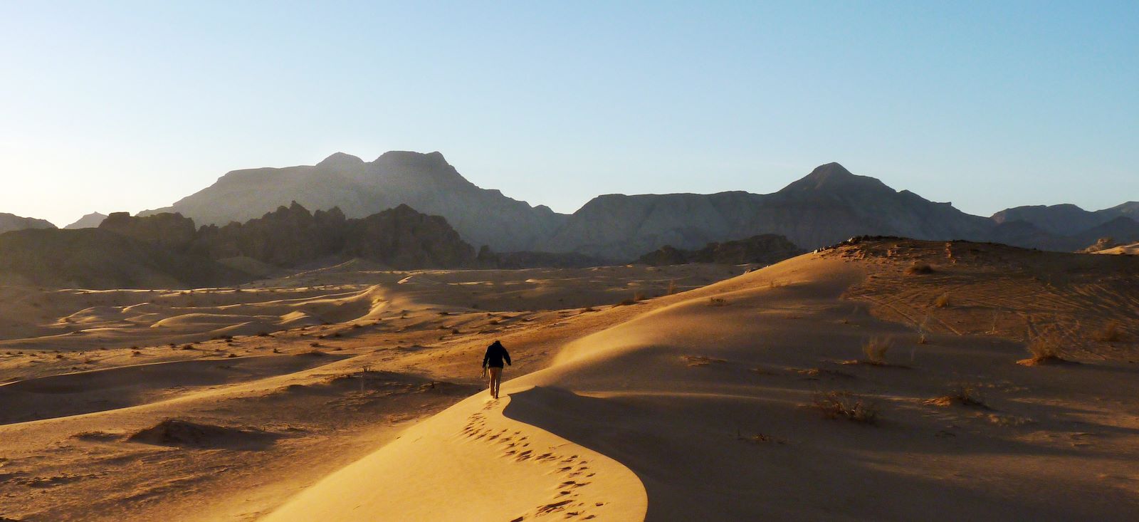 Image De Pétra au WadiRum par la vallée arc-en-ciel