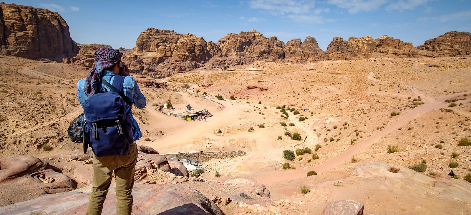 Image De Pétra au WadiRum par la vallée arc-en-ciel