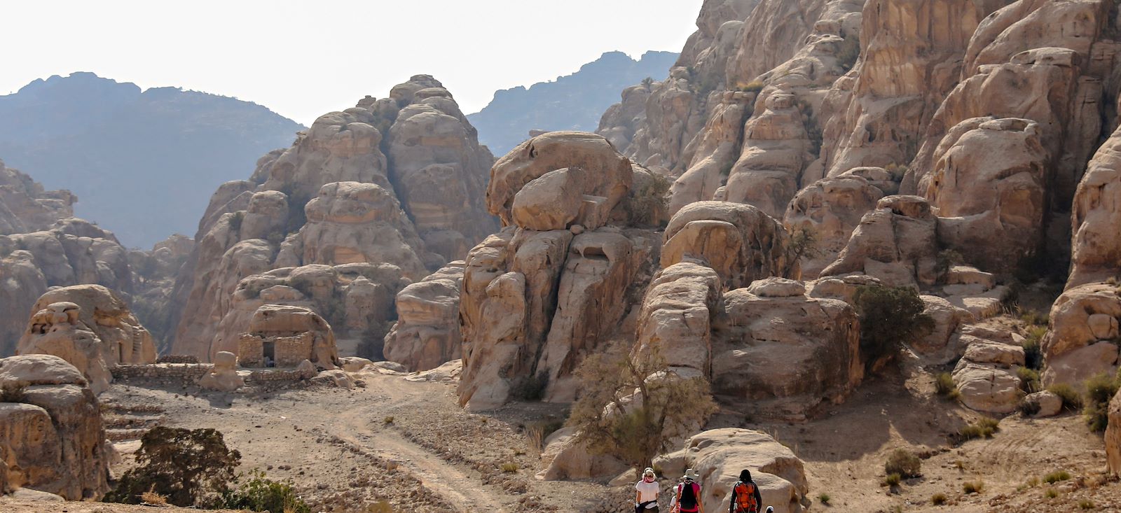 Image De Pétra au WadiRum par la vallée arc-en-ciel