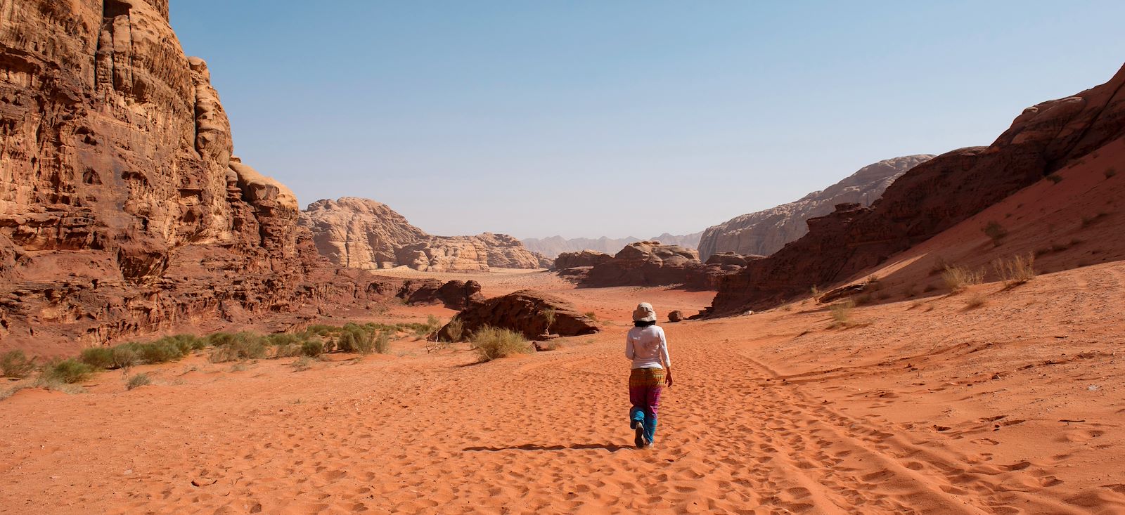 Image De Pétra au WadiRum par la vallée arc-en-ciel