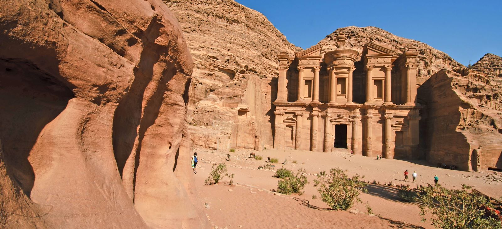 Image De Pétra au WadiRum par la vallée arc-en-ciel