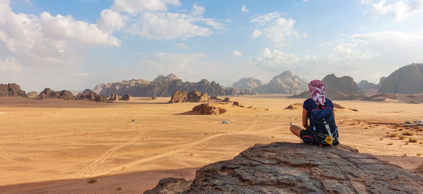 Image De Pétra au WadiRum par la vallée arc-en-ciel