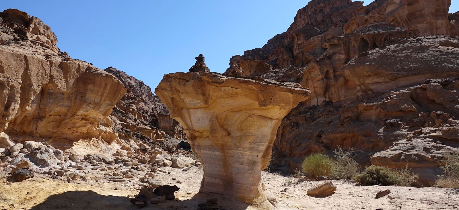 Image De Pétra au WadiRum par la vallée arc-en-ciel