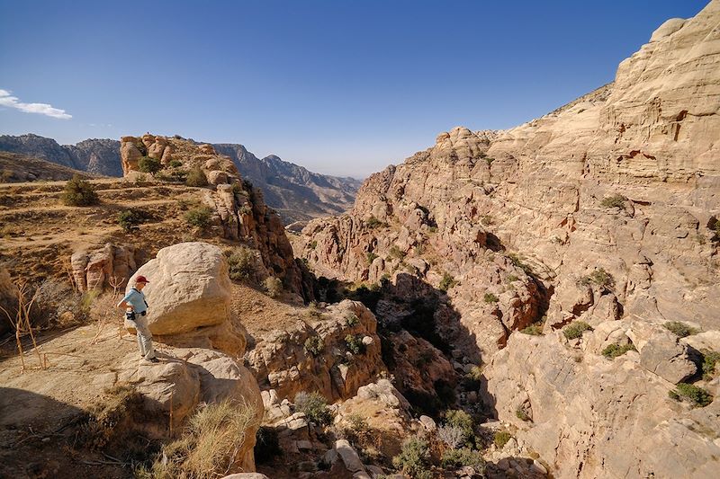 Randonneuse dans la réserve naturelle de Dana - Jordanie