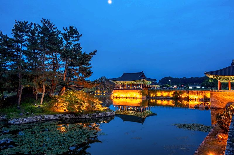 Palais de Donggung et l'étang de Wolji de nuit - Gyeongju - Corée du Sud