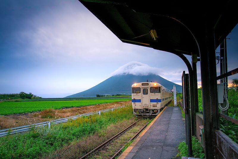 Train devant le mont Kaimon, près Ibusuki - Kyushu - Japon