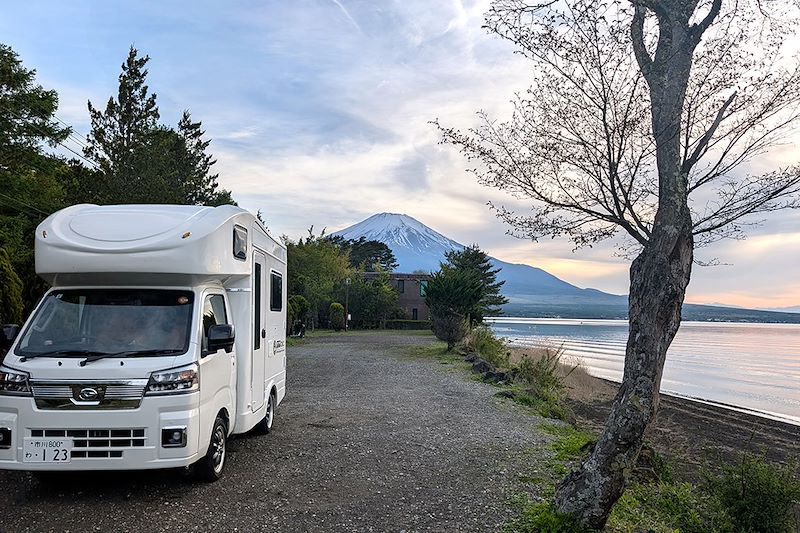 Camping-car devant le Mont Fuji - Lac Yamanaka - Japon