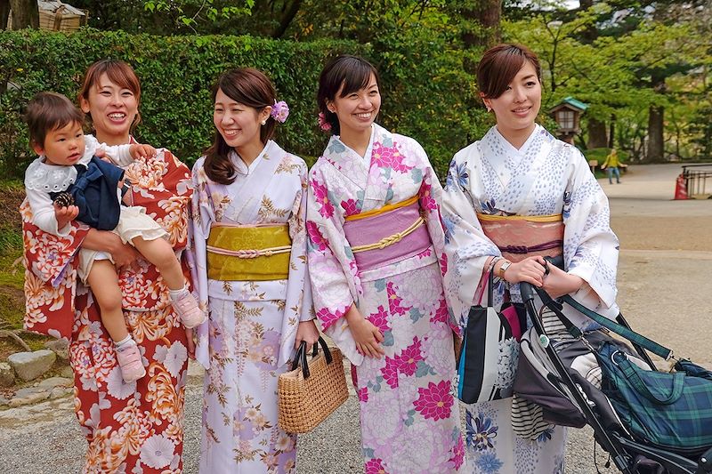 Femmes en tenue traditionnelle dans un jardin de Kyoto - Japon