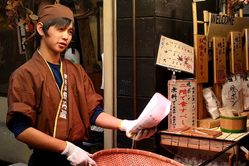 Un vendeur du marché Nishiki de Kyoto - Japon