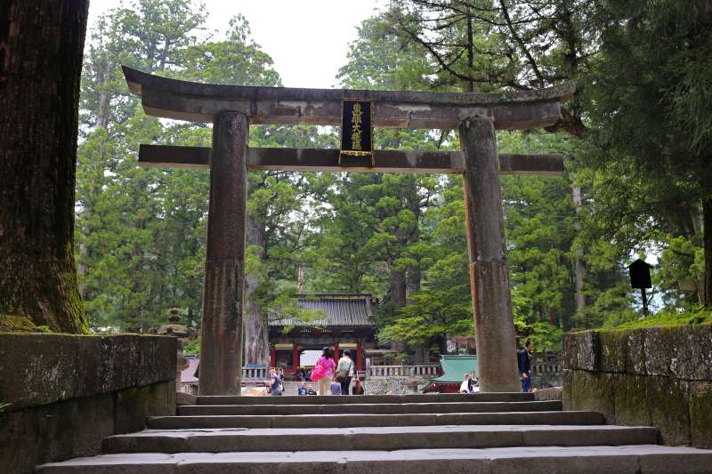 Torii à l'entrée du temple Rinno-ji - Nikko - Préfecture de Tochigi - Région de Kanto - Japon