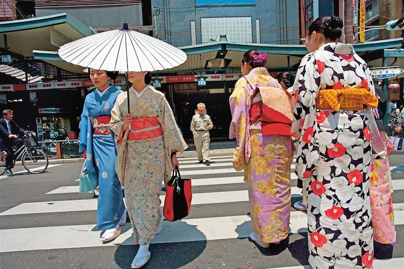 Geishas dans les rues de Kyoto - Japon