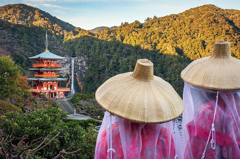 Pèlerins devant le temple Nachisan Seiganto-ji près du sanctuaire de Kumano Nachi-taisha - Kumano Kodo - Wakayama - Japon