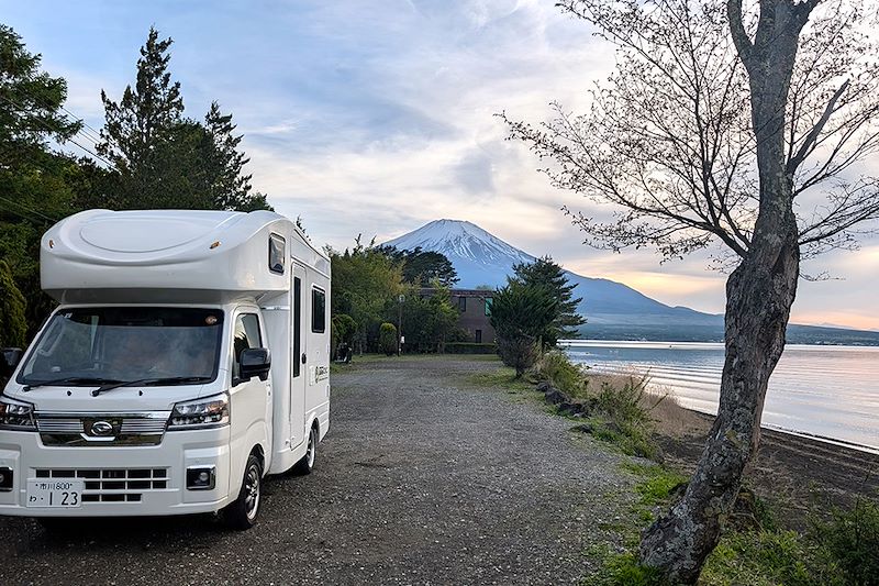 Camping-car devant le Mont Fuji - Lac Yamanaka - Japon