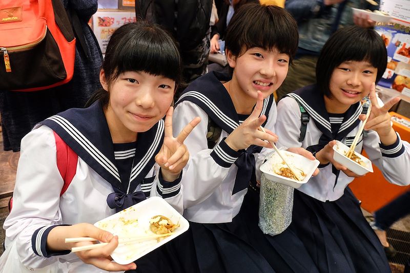 Écolières sur un marché - Kyoto - Japon