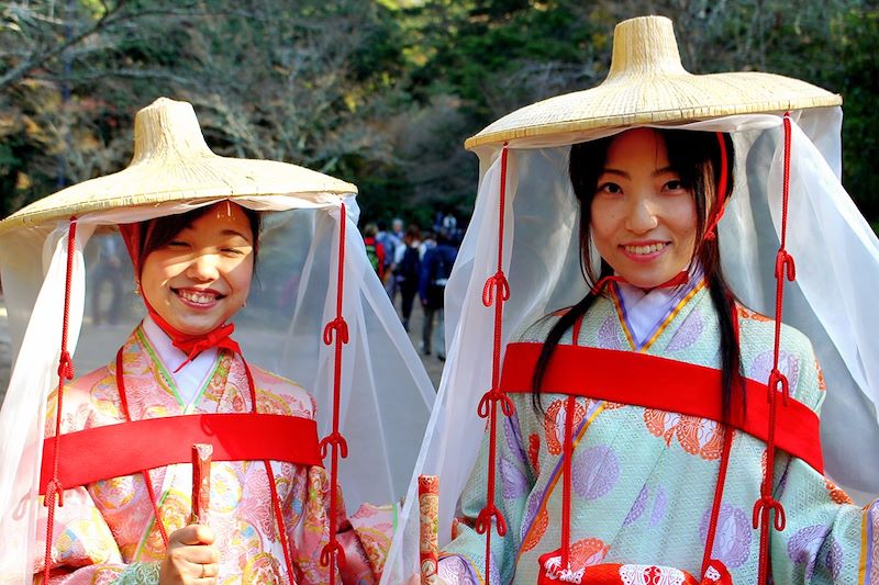 Deux femmes en tenue traditionnelle - Île de Miyajima - Japon 