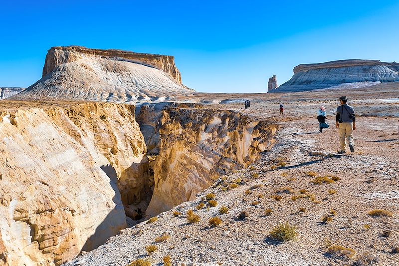 Randonneurs à Bozzhira - Mangystau - Kazakhstan