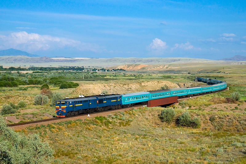 Sillonner le Kazakhstan en train, du nord au sud, pour explorer ses joyaux naturels et ses cités de la route de la soie 