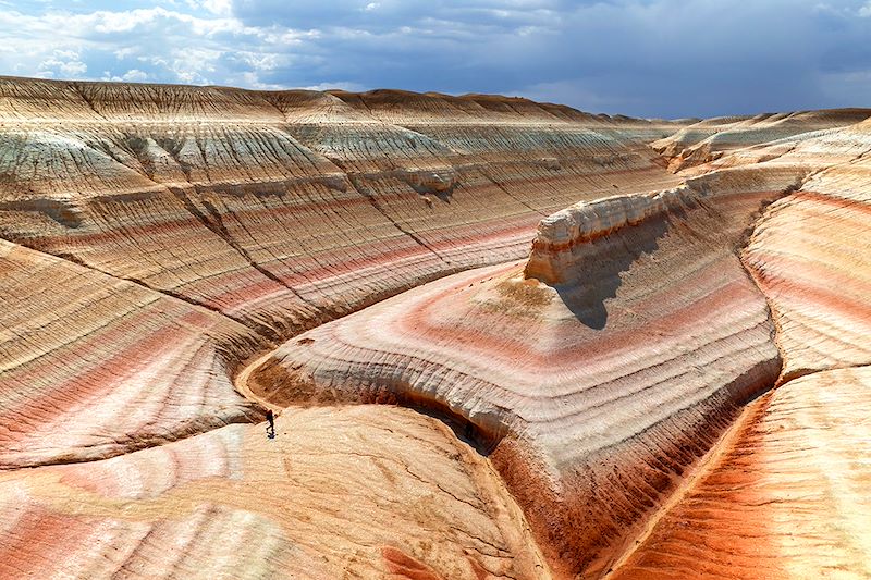 Traverser d’Est en Ouest le Kazakhstan, Almaty à Aktau, des canyons sculptés par le vent aux rivages irréels de la mer Caspienne.