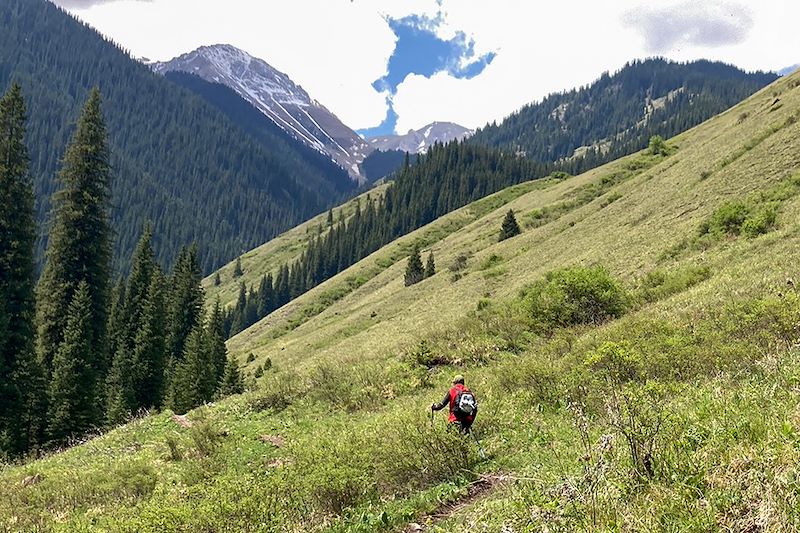 Randonneur vers les Lacs Kolsay - Kazakhstan