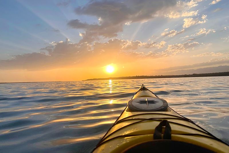Kayak sur le lac Issyk-Kul - Kirghizistan