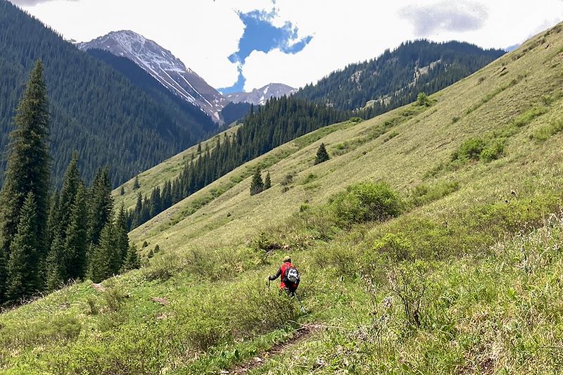 Randonneur vers les Lacs Kolsay - Kazakhstan