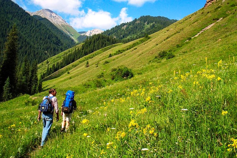 Randonneurs vers le lac Kolsai - Kazakhstan