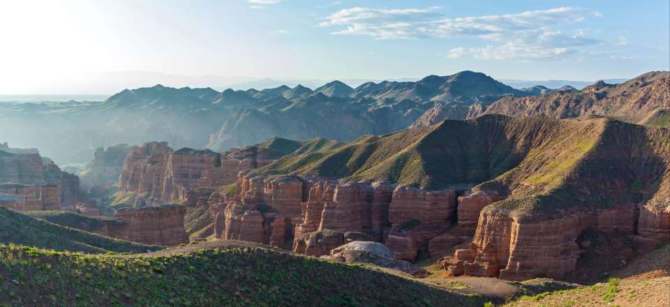 Explorez les merveilles naturelles qu’offre le Kazakhstan, du canyon de Charyn aux cascades de la gorge de Turgen.