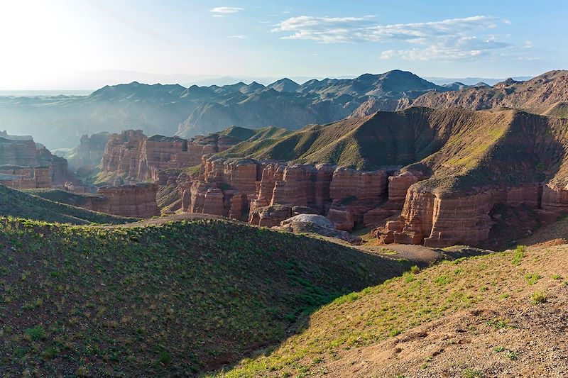 Explorez les merveilles naturelles qu’offre le Kazakhstan, du canyon de Charyn aux cascades de la gorge de Turgen.