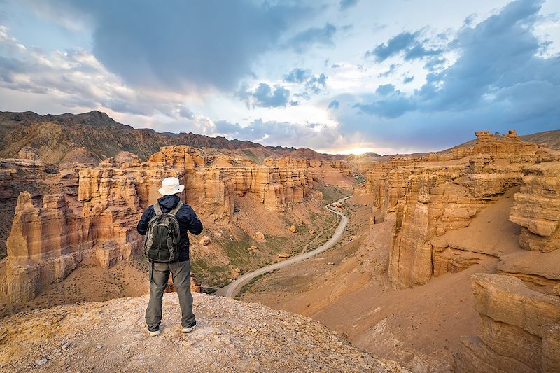 Randonneur dans le canyon de Charyn - Kazakhstan