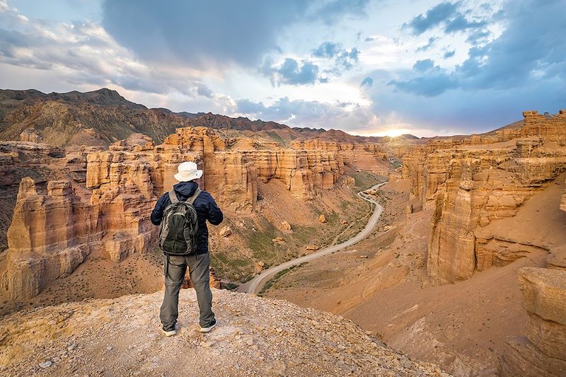 Randonneur dans le canyon de Charyn - Kazakhstan