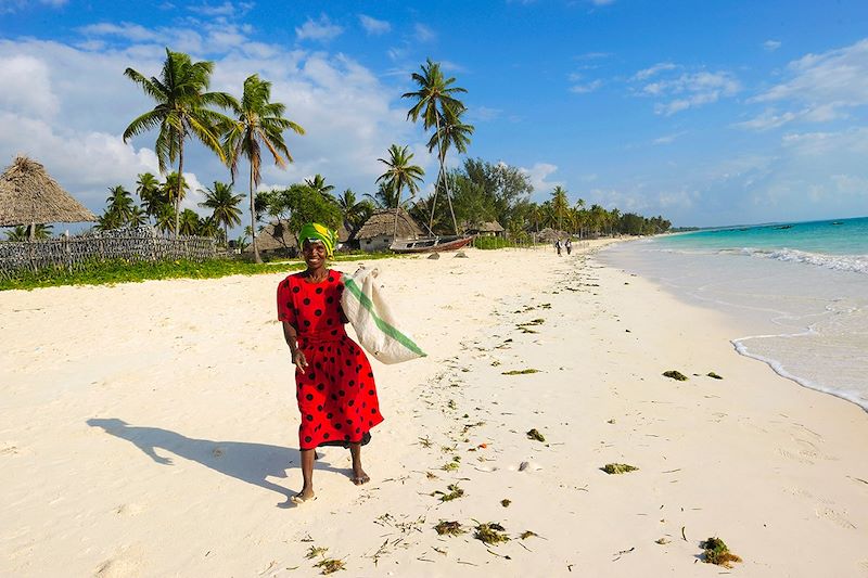 Ramasseuse d'algues sur la plage de Jambiani - Zanzibar - Tanzanie