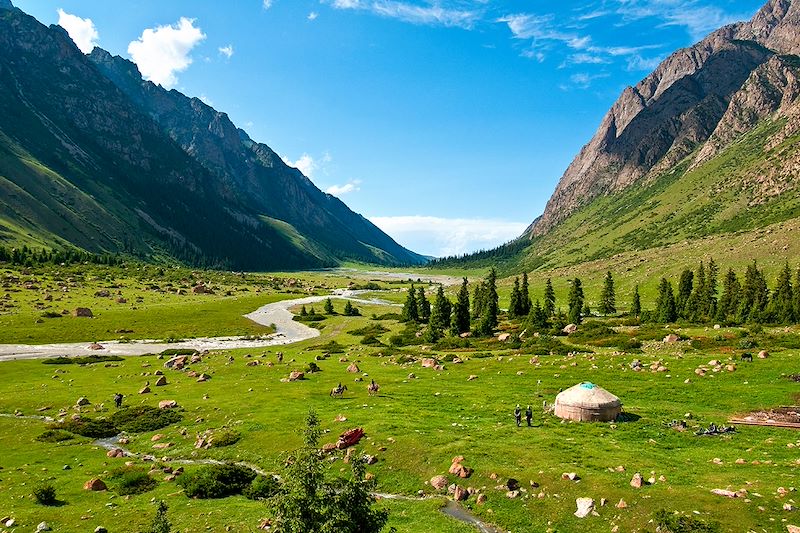 Voyage Kirghizistan & Ouzbékistan en 2 semaines : nature grandiose, culture nomade et joyaux de la Route de la Soie.