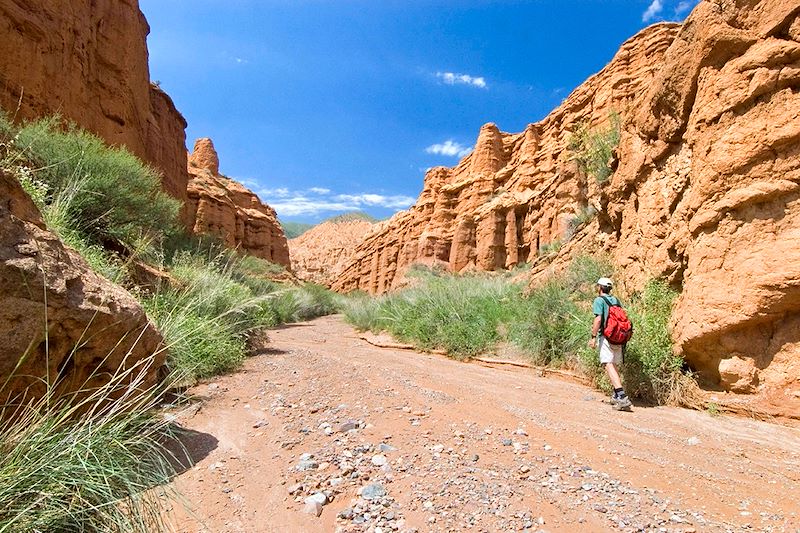 Randonneur dans le canyon de Konorchek - Kirghizistan