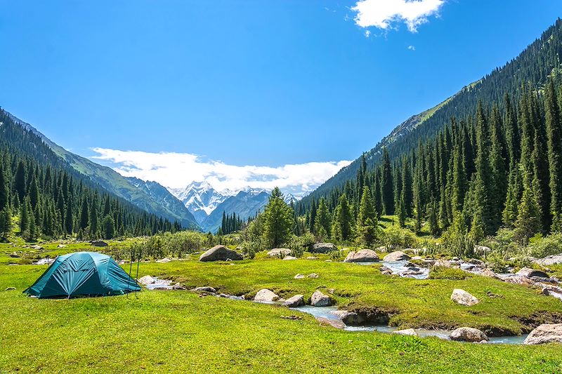 Randonnées pédestres et équestres entre lacs et canyons avec nuits sous tente et sous yourte. Un voyage 100% nature.