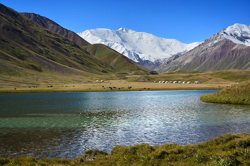 Randonneurs au lac Tulpar Kol - Kirghizistan