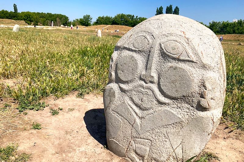 Sculpture près de la Tour Burana - Kirghizistan